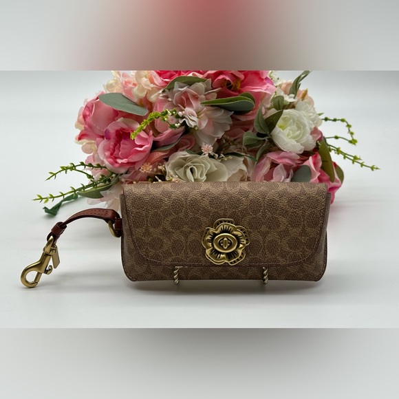 Coach Sunglass Signature Canvas Case - Picture 1 of 15